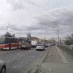 Štvanice. Opravit chodník, namalovat cyklopruh – stačí málo a podmínky pro neautomobilový pohyb po mostě se výrazně zlepší | Zdroj: IPR