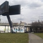 Florenc. Městská pustina – zbytkové kusy zeleně, billboard jako u dálnice, žádný důvod k zastavení | Zdroj: IPR